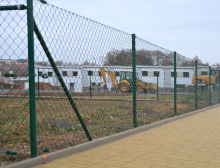 Montáž čtyřhranného zeleného pletiva – Zbůch Montáž čtyřhranného zeleného pletiva – Zbůch